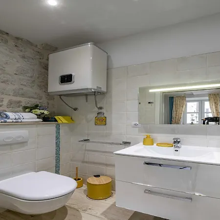 L & L Old Town - Lacroma Apartman