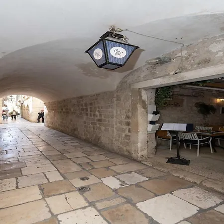 L & L Old Town - Lacroma Appartement *