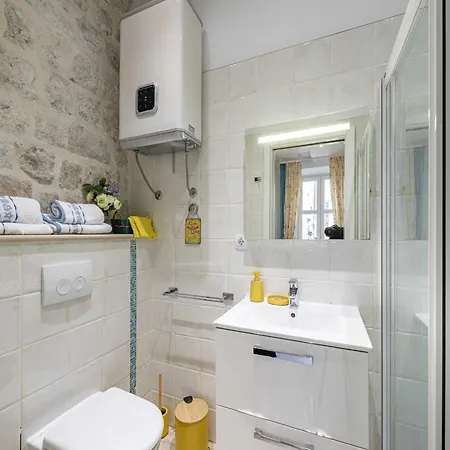 L & L Old Town - Lacroma *